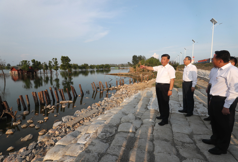 8月18日至21日，中共中央總書記、國家主席、中央軍委主席習(xí)近平在安徽省考察。這是19日下午，習(xí)近平在合肥市肥東縣十八聯(lián)圩生態(tài)濕地蓄洪區(qū)巢湖大堤羅家疃段考察，了解巢湖主要圩口分洪和蓄洪區(qū)受災(zāi)情況。